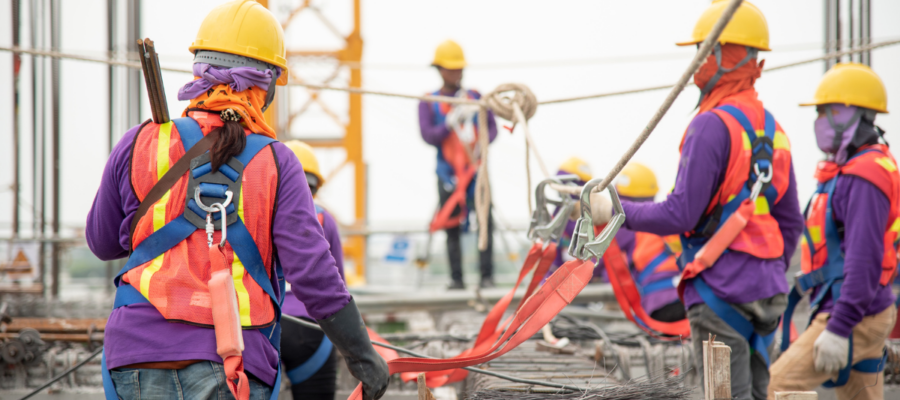 Des ouvriers dans un chantier