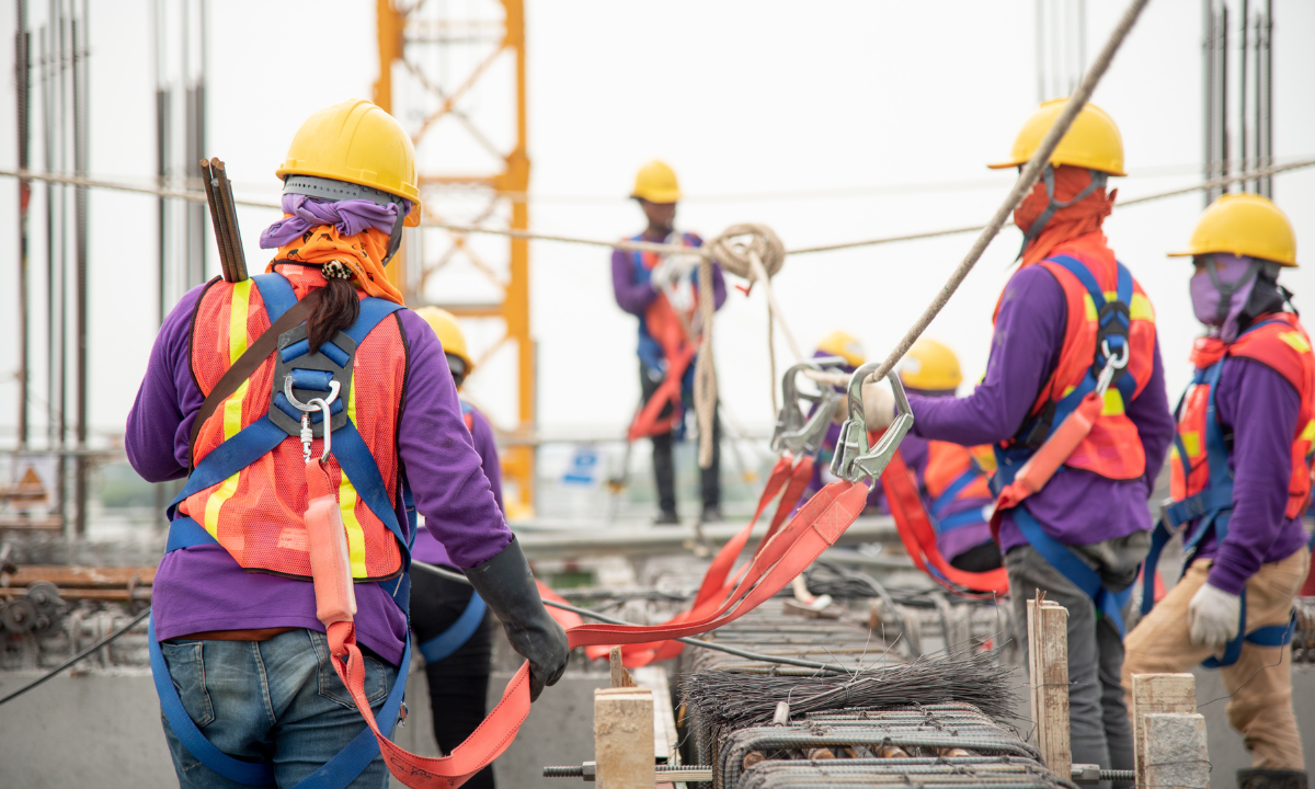 Des ouvriers dans un chantier