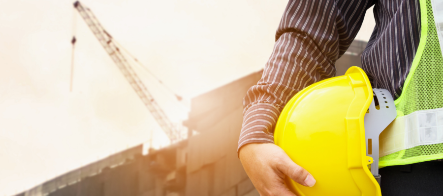Ouvrier sur un chantier prenant un casque de sécurité