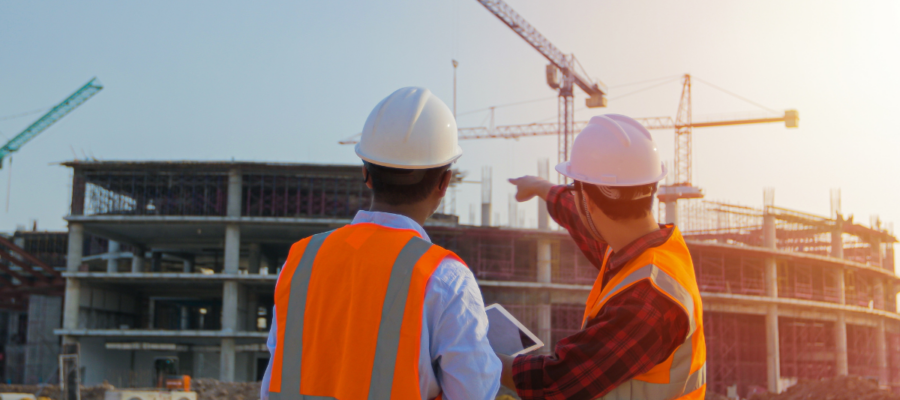 Ouvriers de dos en plein travail sur un chantier de construction