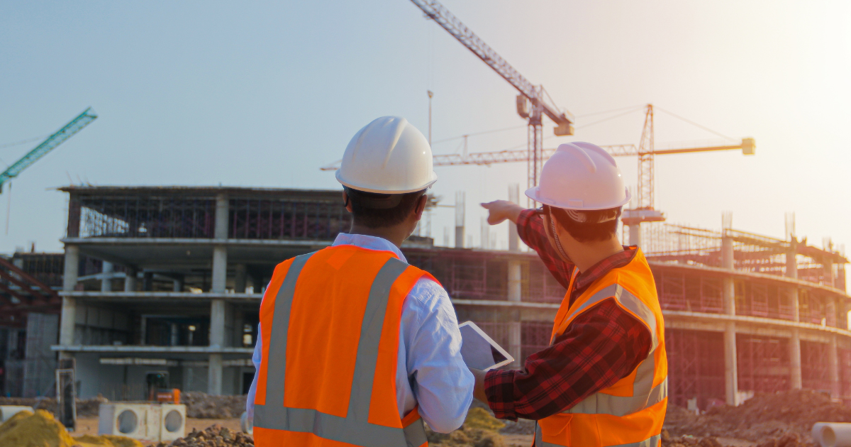 Ouvriers de dos en plein travail sur un chantier de construction