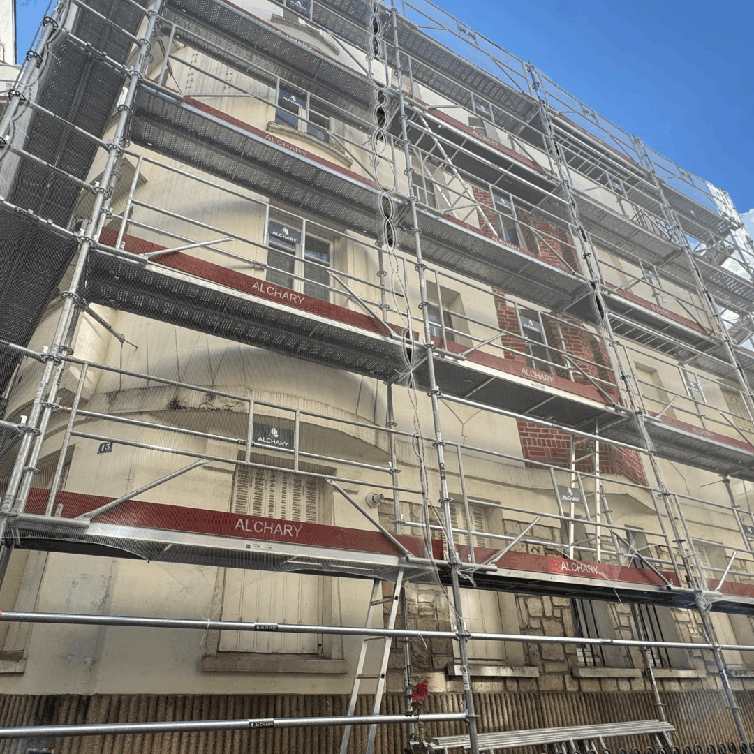 Chantier de rénovation avec location d’échafaudage en France
