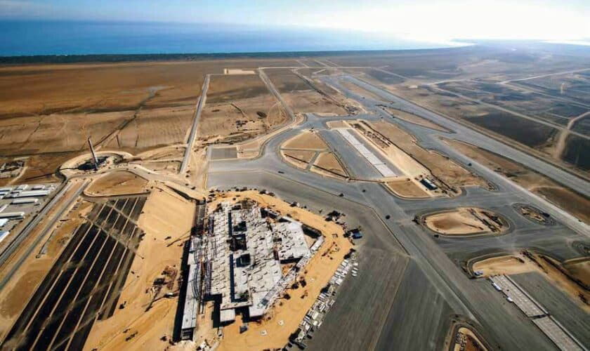 L’Aéroport International Enfidha-Hammamet est l’un des projets d’infrastructure les plus ambitieux réalisés en Tunisie et constitue aujourd’hui une plateforme aéroportuaire moderne au service du développement touristique et économique du pays Idéalement situé entre Sousse Hammamet et Kairouan il occupe une position stratégique qui renforce la connectivité de la Tunisie avec l’Europe et les différentes régions du monde Conçu selon des standards internationaux l’aéroport offre une expérience fluide et moderne aux voyageurs ainsi qu’aux compagnies aériennes avec des infrastructures de dernière génération intégrant un terminal passagers de 90 000 m² une tour de contrôle de plus de 80 mètres des espaces commerciaux et de restauration ainsi que des installations techniques performantes S’étendant sur une superficie comprise entre 4 300 et 5 800 hectares le site comprend également une piste de 3 300 mètres adaptée aux gros porteurs 32 postes de stationnement avions 18 passerelles télescopiques ainsi qu’un terminal fret moderne dédié aux opérations logistiques et commerciales