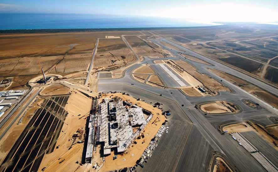 L’Aéroport International Enfidha-Hammamet est l’un des projets d’infrastructure les plus ambitieux réalisés en Tunisie et constitue aujourd’hui une plateforme aéroportuaire moderne au service du développement touristique et économique du pays Idéalement situé entre Sousse Hammamet et Kairouan il occupe une position stratégique qui renforce la connectivité de la Tunisie avec l’Europe et les différentes régions du monde Conçu selon des standards internationaux l’aéroport offre une expérience fluide et moderne aux voyageurs ainsi qu’aux compagnies aériennes avec des infrastructures de dernière génération intégrant un terminal passagers de 90 000 m² une tour de contrôle de plus de 80 mètres des espaces commerciaux et de restauration ainsi que des installations techniques performantes S’étendant sur une superficie comprise entre 4 300 et 5 800 hectares le site comprend également une piste de 3 300 mètres adaptée aux gros porteurs 32 postes de stationnement avions 18 passerelles télescopiques ainsi qu’un terminal fret moderne dédié aux opérations logistiques et commerciales